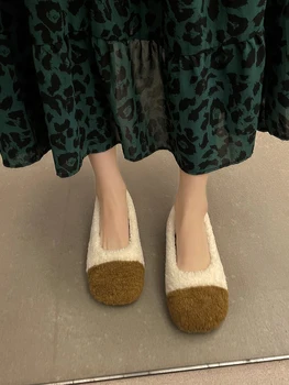 Плюшен дамски обувки 2022 г., нов плюшен модерен есенно-зимни обувки, реколта универсална нескользящая вълнена обувки на равна подметка, тази тенденция е добра обувки